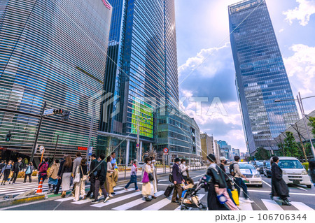 日本の東京都市景観 本日開業の東京ミッドタウン八重洲。多くの人出＝2023年3月10日 106706344