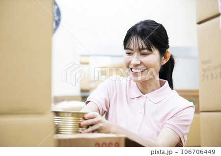 倉庫で働く女性従業員 106706449
