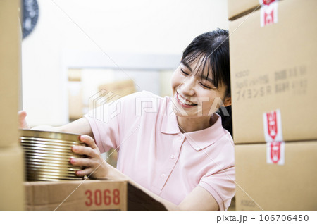 倉庫で働く女性従業員 106706450