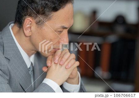 考える男性　ビジネス 106706617