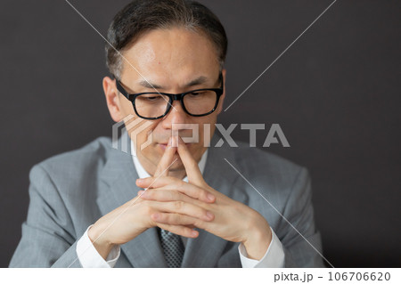 考える男性　ビジネス 106706620