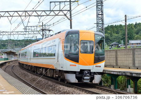近鉄大阪線を走る16400系スタンダード特急と呼ばれる電車です。 106706736