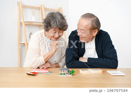 シニア　夫婦　不動産　住宅模型　お金 106707584