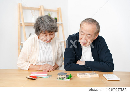 シニア　夫婦　不動産　住宅模型　お金 106707585