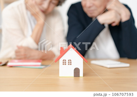 シニア　夫婦　不動産　住宅模型　悩む 106707593