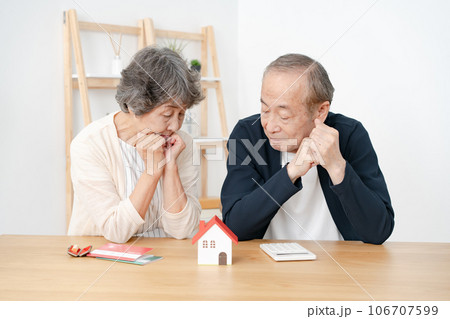 シニア　夫婦　不動産　住宅模型　悩む 106707599