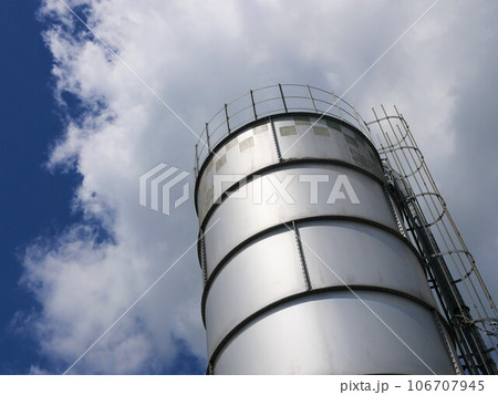 農場にそびえ立つスチールサイロ 106707945