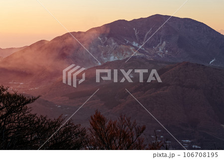 金時山から見る朝焼けの箱根山と大涌谷 106708195