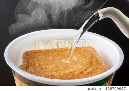 カップ麺にお湯を注ぐ 106709067