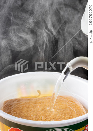 カップ麺にお湯を注ぐ 106709070