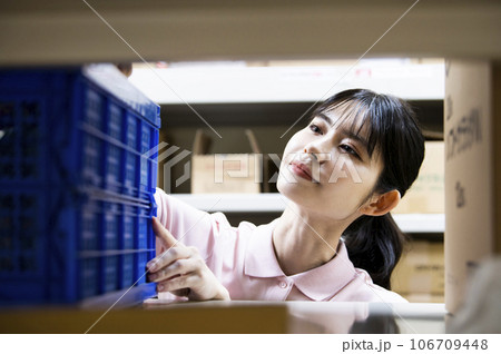 倉庫で働く女性従業員 倉庫で働く女性従業員 106709448