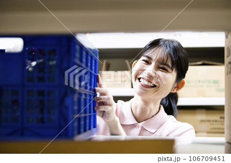 倉庫で働く女性従業員 106709451