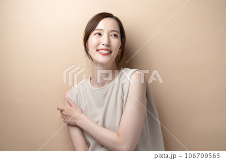 女性　ベージュバック　ポートレート 106709565