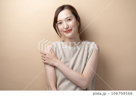 女性 ベージュバック ポートレート 女性 ベージュバック ポートレート 106709566