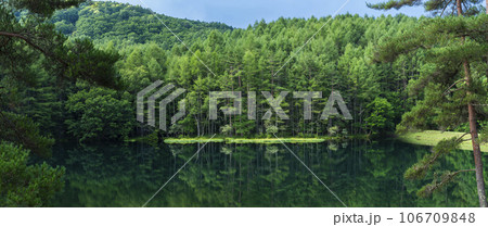 御射鹿池（みしゃかいけ）のパノラマ風景 106709848