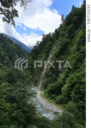 黒部峡谷の欅平の奥鐘橋からの光景 106710291