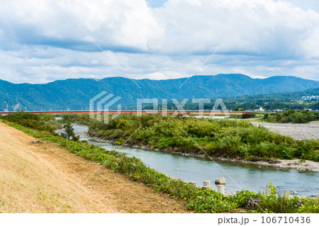 曇り空と夏の終わりで水量が少ない手取川｜川イメージ｜節水｜渇水｜石川県川北町と能美市に架かる川北大橋 106710436