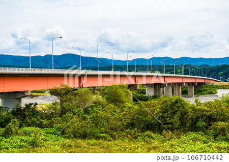 曇り空と夏の終わりの手取川|石川県川北町と能美市に架かる川北大橋 曇り空と夏の終わりの手取川|石川県川北町と能美市に架かる川北大橋 106710442