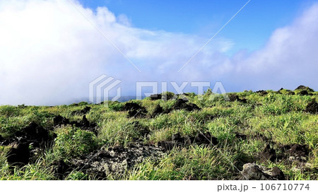 白い雲がかかる伊豆諸島大島の三原山 白い雲がかかる伊豆諸島大島の三原山 106710774