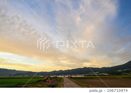 夕日に染まる田園風景 106710974
