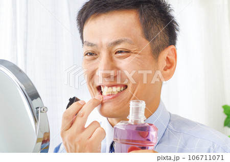マウスウォッシュをする男性 マウスウォッシュをする男性 106711071