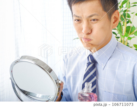 マウスウォッシュをする男性 マウスウォッシュをする男性 106711073