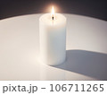 テーブルの上に置いた白いろうそく 106711265