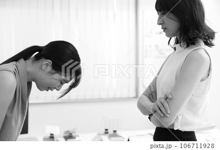 先輩女子社員が後輩女子社員に強めの指導をするイメージ 106711928