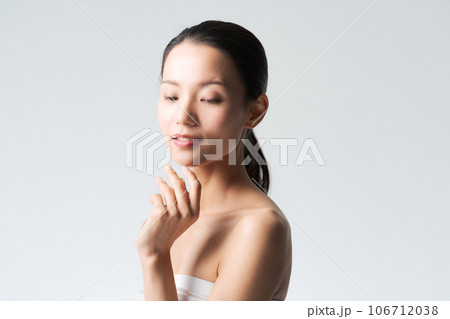 頬に手を当てる若い女性 106712038
