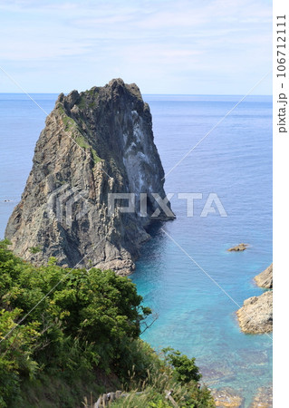 北海道、積丹半島ドライブ、八月の爽やかな風と共に、積丹ブルーの海をシーニックウェイでトレッキング 106712111