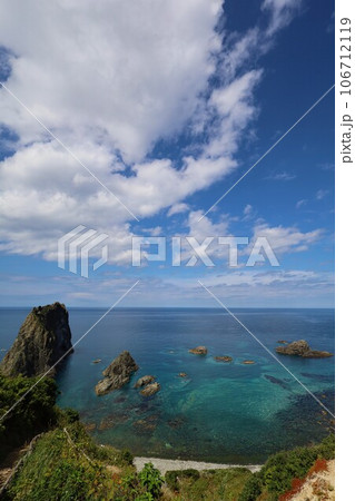 北海道、積丹半島ドライブ、八月の爽やかな風と共に、積丹ブルーの海をシーニックウェイでトレッキング 106712119