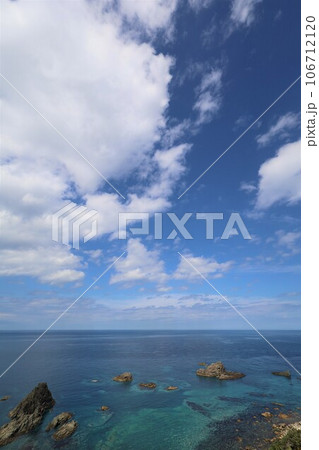 北海道、積丹半島ドライブ、八月の爽やかな風と共に、積丹ブルーの海をシーニックウェイでトレッキング 106712120
