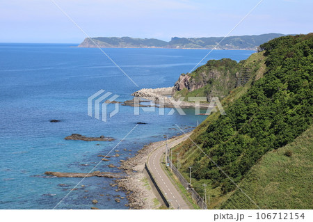 北海道、積丹半島ドライブ、八月の爽やかな風と共に、積丹ブルーの海をシーニックウェイでトレッキング 106712154