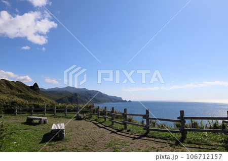 北海道、積丹半島ドライブ、八月の爽やかな風と共に、積丹ブルーの海をシーニックウェイでトレッキング 106712157