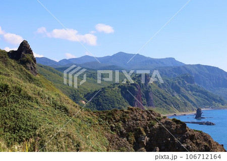 北海道、積丹半島ドライブ、八月の爽やかな風と共に、積丹ブルーの海をシーニックウェイでトレッキング 106712164