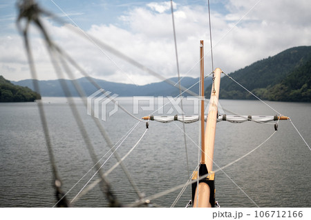 湖を進む観光船 106712166