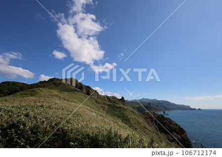 北海道、積丹半島ドライブ、八月の爽やかな風と共に、積丹ブルーの海をシーニックウェイでトレッキング 106712174