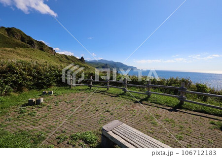 北海道、積丹半島ドライブ、八月の爽やかな風と共に、積丹ブルーの海をシーニックウェイでトレッキング 106712183