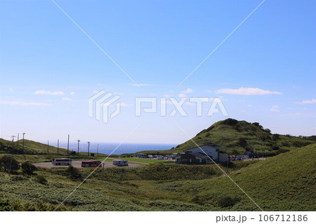 北海道、積丹半島ドライブ、八月の爽やかな風と共に、積丹ブルーの海をシーニックウェイでトレッキング 106712186