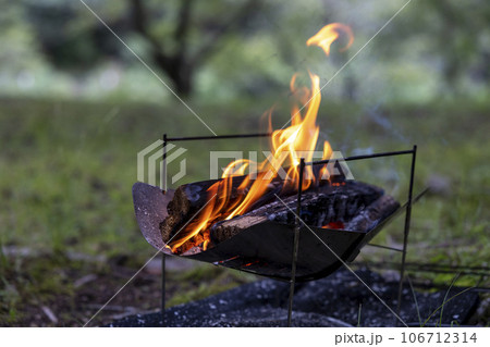焚き火　炎　キャンプ 106712314