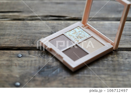 新品の茶系の4色アイシャドウ アイメイク 新品の茶系の4色アイシャドウ アイメイク 106712497