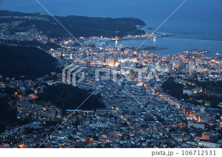 北海道、運河の街、小樽、オタル、天狗山から望む街の夜景、サンセットと黄昏時を楽しむカップル 北海道、運河の街、小樽、オタル、天狗山から望む街の夜景、サンセットと黄昏時を楽しむカップル 106712531