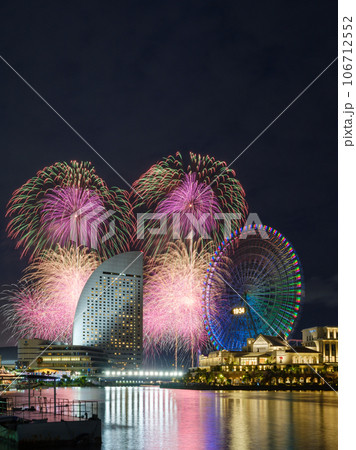 横浜_みなとみらいスマートフェスティバルの花火大会絶景 106712552