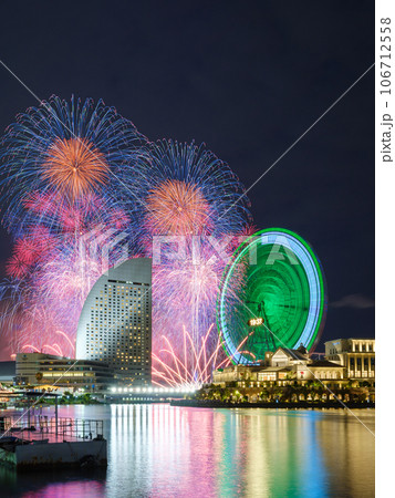 横浜_みなとみらいスマートフェスティバルの花火大会絶景 106712558