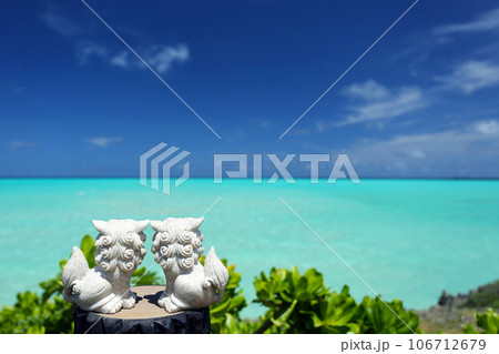 沖縄 青い海を見つめるシーサー 沖縄 青い海を見つめるシーサー 106712679