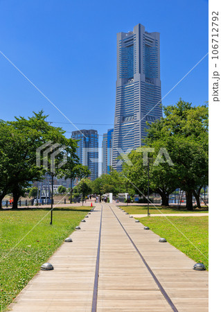横浜_みなとみらい地区の都市風景 106712792