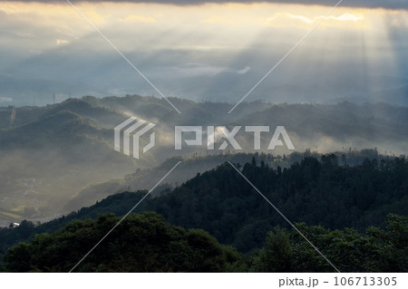 朝日に照らされる山々 106713305