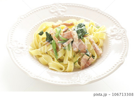 ほうれん草とベーコンのフェットチーネパスタ ほうれん草とベーコンのフェットチーネパスタ 106713308