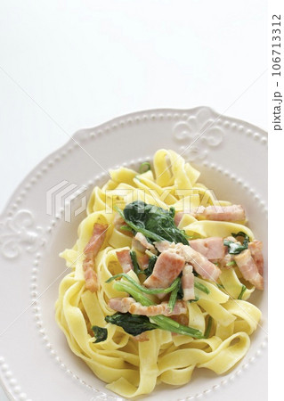 ほうれん草とベーコンのフェットチーネパスタ ほうれん草とベーコンのフェットチーネパスタ 106713312