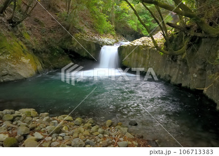 伊豆半島・中伊豆・河津七滝・柱状節理の切り口模様が蛇のうろこのように見える蛇滝・静岡県河津町(7) 伊豆半島・中伊豆・河津七滝・柱状節理の切り口模様が蛇のうろこのように見える蛇滝・静岡県河津町(7) 106713383